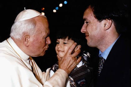 Una foto muy importante en el álbum familiar de Abel Balbo: su admirado Juan Pablo II besa a Nicolás, el hijo mayor del exdelantero