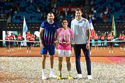 Una foto muy simbólica: Báez, el campeón de Río, junto con su coach Sebastián Gutiérrez y Juan Martín del Potro, cercano a su equipo y encargado de entregarle el trofeo