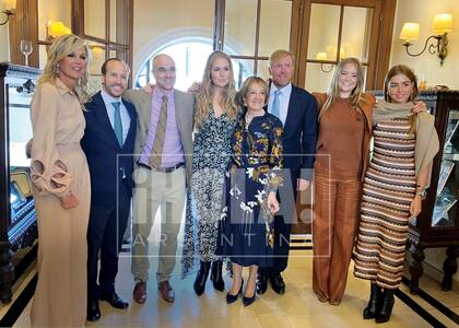 Una foto para el recuerdo. De izquierda a derecha, los hijos de la cumpleañera, Máxima, Juan y
Martín, la princesa Amalia, María Pame, el rey Guillermo y las princesas Ariane y Alexia.