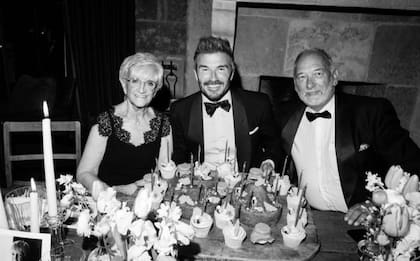 Una foto para el recuerdo del homenajeado de la noche con sus padres Sandra y Ted.