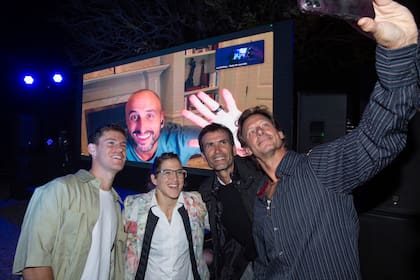 Una foto para el recuerdo. Diego “Peque” Schwartzman, Paula Pareto, Adolfo Cambiaso y David Nalbandian se sacan una selfie con Manu Ginóbili de fondo, que participó de la velada a través de una videollamada desde su hogar en Texas.