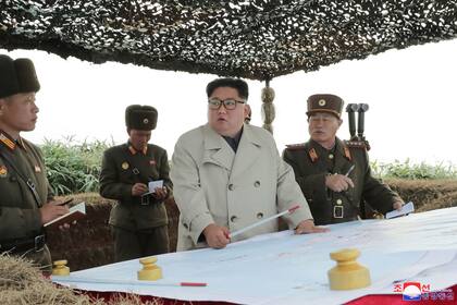 Una foto proporcionada por la agencia de noticias estatal de Corea del Norte (KCNA) el 25 de noviembre de 2019, muestra al líder norcoreano Kim Jong Un, visitando la unidad militar en la isla de Changri en la costa oeste