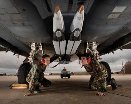 Una foto publicada por el ejército de Estados Unidos muestra a técnicos comprobando bombas de pequeño diámetro GBU-39 cargadas en un caza F-15E.Credit...Lance Cheung/Fuerza Aérea de EE.UU.