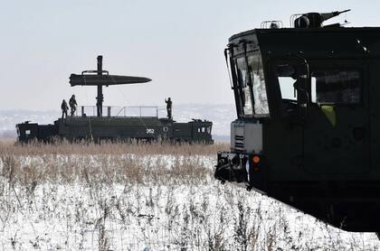 Una foto publicada por una agencia de noticias estatal rusa que muestra un vehículo de lanzamiento Iskander-M cargado con un misil balístico durante unos ejercicios militares en un campo de tiro ruso en Ussuriysk en 2016.