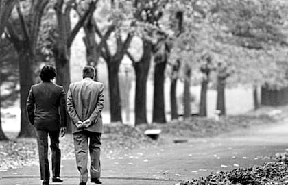 "Una foto que hizo historia fue la de Alfonsín y Menem de espaldas, caminando por los jardines de Olivos en la transición de un gobierno a otro, en 1989. Son los cuerpos que hablan", dice Víctor Bugge