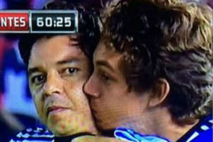 Una foto que quedará en el recuerdo: el abrazo con Nahuel, su hijo, en el Monumental