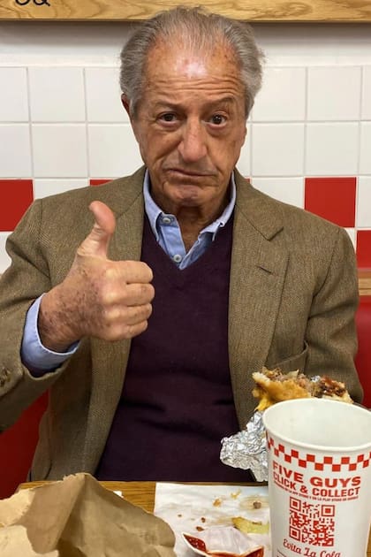 Una foto reciente del financista francés en una popular cadena de hamburgueserías. La compartió su hija Victoria en su cuenta de Instagram