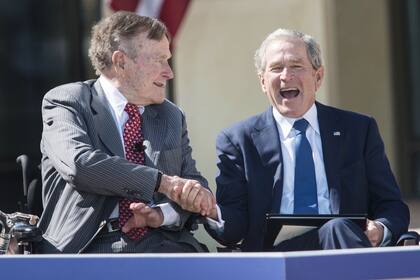 Una foto reciente, los expresidentes, padre e hijo