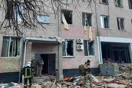 Una foto suministrada por el servicio de prensa del Ministerio del Interior de Ucrania muestra los efectos de una explosión en el edificio de una unidad militar en Kiev.
