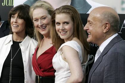 ¡Una foto todos juntos! La directora Nora Ephron junto a las actrices Meryl Streep y Amy Adams y el productor Lawrence Mark, en el estreno del film Julie and Julia.