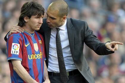 24 de abril de 2010 : Guardiola le da indiciaciones a Messi durante el partido de la Liga española entre Barcelona y el Jerez en el estadio Camp Nou