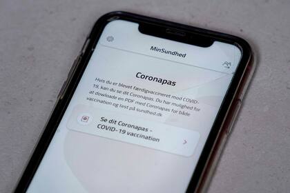 Una foto tomada en Copenhague muestra un teléfono inteligente con la aplicación MinSundhed y un enlace de pasaporte "Coronapas"