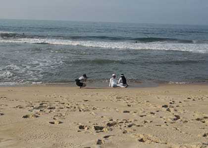 Una fotógrafa en medio de una sesión con una pareja que está a días de casarse.