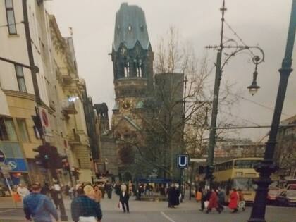 Una fotografía antigua que conserva Ricardo de sus años en Alemania.