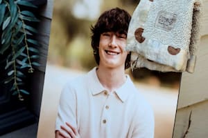 Una fotografía de Adam Raine tomada poco antes de su muerte, y la mantita que usaba cuando era un bebé