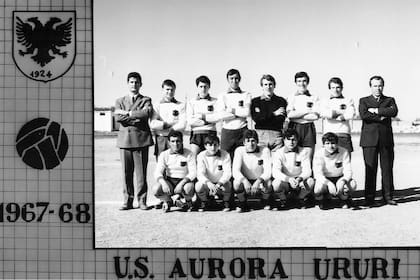 Una fotografía de Aurora, equipo oficial de fútbol de Ururi. En su escudo tiene un águila de dos cabezas, idéntica a la que aparece en la bandera de Albania.