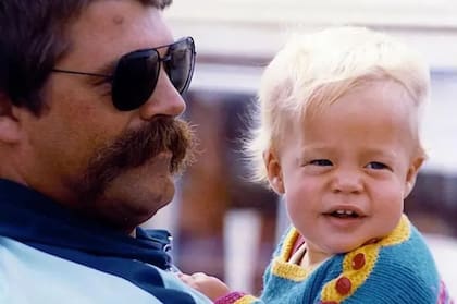 Una fotografía de Jan con su hijo en 1982