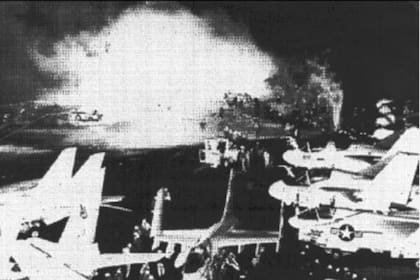 Una fotografía de la Armada de los Estados Unidos de momentos posteriores al choque del avión Grumman en la cubierta del USS Nimitz