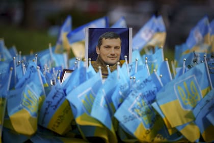 Una fotografía de un soldado ucraniano caído se coloca en un memorial en la Plaza de la Independencia, en Kiev, Ucrania, el miércoles 3 de abril de 2024. 