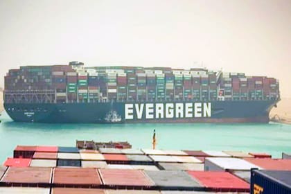 Una fotografía del Ever Given tomada por un miembro de la tripulación del barco que iba detrás del carguero encallado