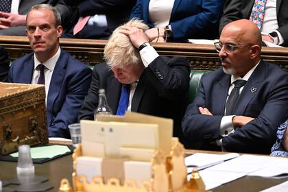 Una fotografía difundida por el Parlamento del Reino Unido muestra al entonces primer ministro británico Boris Johnson, al viceprimer ministro Dominic Raab y al ministro de Hacienda Nadhim Zahawi en la Cámara de los Comunes en Londres el 6 de julio de 2022. 