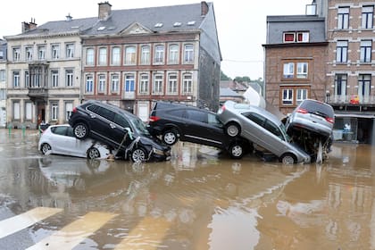 Una fotografía muestra automóviles apilados en una rotonda en la ciudad belga de Verviers