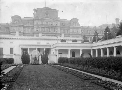 Una fotografía proporcionada por la Biblioteca del Congreso muestra el Jardín de las Rosas de la Casa Blanca en 1914.