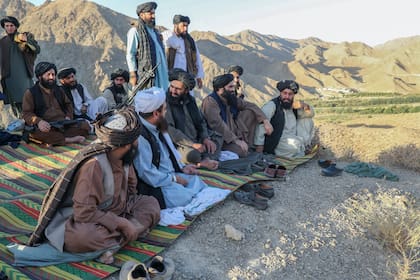 Una fotografía proporcionada por los Haqqani muestra a Sirajuddin Haqqani, ahora miembro del gobierno talibán de Afganistán, tercero desde la derecha, visitando a los combatientes talibanes en Kandahar en 2018