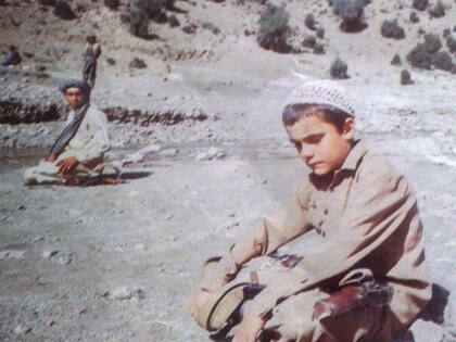Una fotografía proporcionada por los Haqqani que, según dijeron, muestra a Sirajuddin Haqqani, ahora miembro del gobierno talibán de Afganistán, cuando era niño en la provincia de Khost durante la guerra entre los invasores soviéticos y los muyahidines afganos