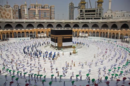 Una fotografía publicada por el ministerio de medios saudí muestra a los peregrinos dando vueltas alrededor de la Kaaba, el santuario más sagrado del Islam, en el centro de la Gran Mezquita en la ciudad sagrada de La Meca al comienzo de la peregrinación anual al Hajj musulmán el 29 de julio de 2020