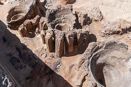 Una fotografía publicada por el Ministerio de Turismo y Antigüedades de Egipto el 13 de febrero de 2021, muestra los restos de lo que podría ser la fábrica de cerveza de alta producción "más antigua" del mundo, descubierta en el sitio arqueológico de Abydos, cerca de la ciudad de Sohag, en el sur de Egipto