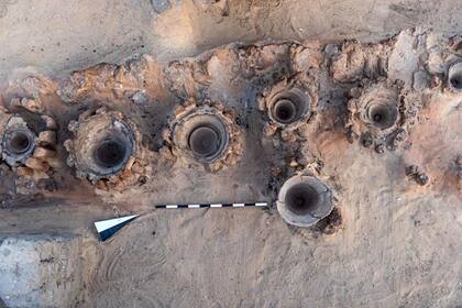 Una fotografía publicada por el Ministerio de Turismo y Antigüedades de Egipto el 13 de febrero de 2021, muestra los restos de lo que podría ser la fábrica de cerveza de alta producción "más antigua" del mundo, descubierta en el sitio arqueológico de Abydos, cerca de la ciudad de Sohag, en el sur de Egipto