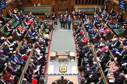 Una fotografía publicada por el Parlamento del Reino Unido muestra al primer ministro británico, Rishi Sunak, haciendo una declaración sobre el ataque con misiles de Irán contra Israel, en la Cámara de los Comunes, en Londres, el 15 de abril de 2024.