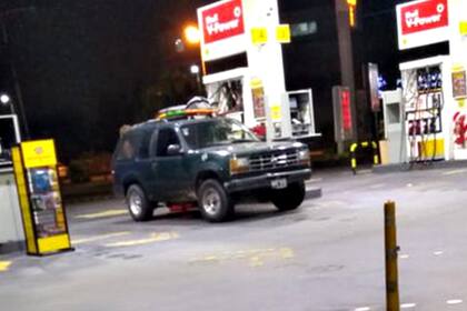 Una fotografía que muestra la camioneta en una estación de servicio de la costa atlántica