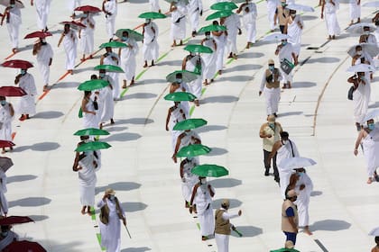 Una fotografía tomada el 29 de julio de 2020 muestra a los peregrinos dando vueltas alrededor de la Kaaba, el santuario más sagrado del Islam, en el centro de la Gran Mezquita en la ciudad sagrada de La Meca, al comienzo de la peregrinación anual al Hajj musulmán