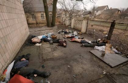 Una fotografía tomada el 3 de abril muestra la escena en la que las fuerzas rusas ejecutaron a ocho hombres en el número 144 de la calle Yablunska.
