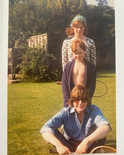 "Una fotografía (tomada por mi padre) de hace 50 años, en los jardines de Park House, en Norfolk, que fue mi 'hogar' hasta los 11 años (y todavía lo es, para mí, en muchos sentidos). Mi hermana Sarah está detrás de mí y un amigo de la familia, James, está con las piernas cruzadas".