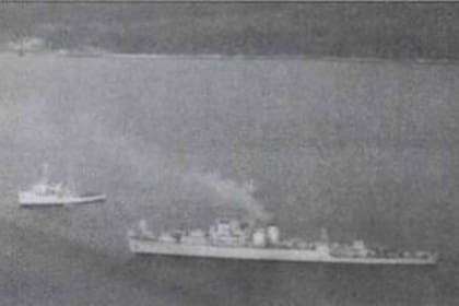 Una fragata argentina se cruza con el patrullero chileno Lientur en el canal de Beagle en mayo de 1958