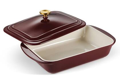 Una fuente de horno de cerámica se vende por US$33.87 en Sam's Club, mientras que una similar en Staub cuesta más de US$150 (Sam's Club)