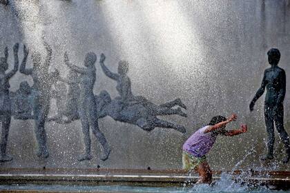 Una fuente en Tokio, Japón, sirve para refrescarse durante la ola de calor