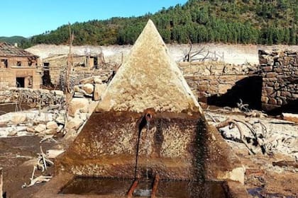 Una fuente que todavía arroja agua, una de las reliquias más sorprendentes del pueblo de Aceredo