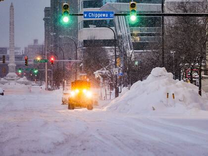 Una fuerte nevada cubre las calles del centro de Buffalo, Nueva York, el 26 de diciembre de 2022