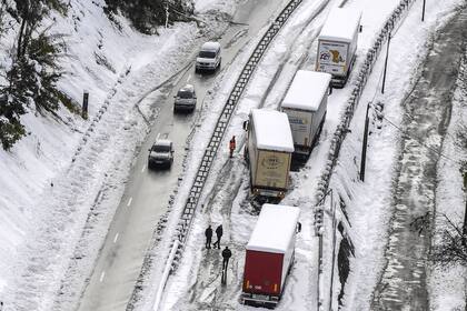 Por la fuerte nevada varias rutas fueron cerradas al tránsito, se registraron varios accidentes por el suelo resbaladizo