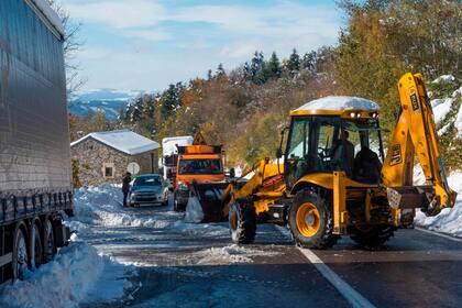 Las máquinas saca nieve trabajan para despejar los caminos bloquedaos