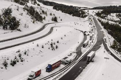 Por la fuerte nevada varias rutas fueron cerradas al tránsito, se registraron varios accidentes por el suelo resbaladizo