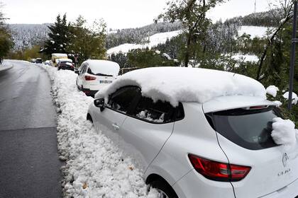 Varios autos quedaron varados al costado de una ruta ya que las fuertes nevadas impedían la circulación