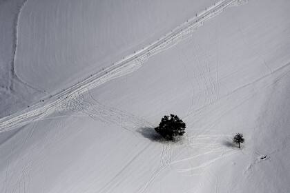 Un campo cubierto de nieve cerca de Saint-Etienne, Francia