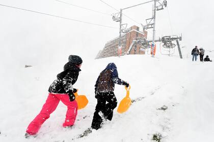Los esquiadores disfrutan de la nieve en diferentes centros turísticos