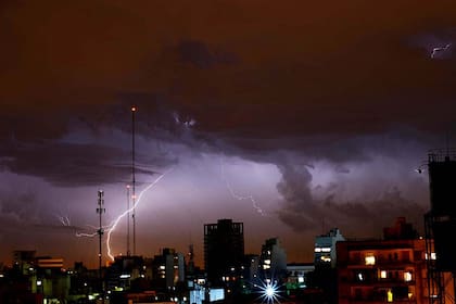 Una fuerte tormenta de viento y lluvia cayó sobre Buenos Aires causando graves daños