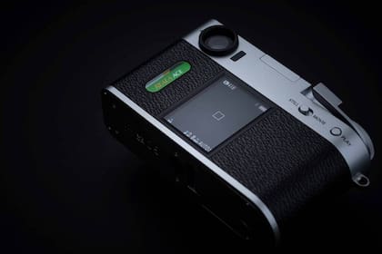 Una Fujifilm x Half, con diseño retro y visor vertical